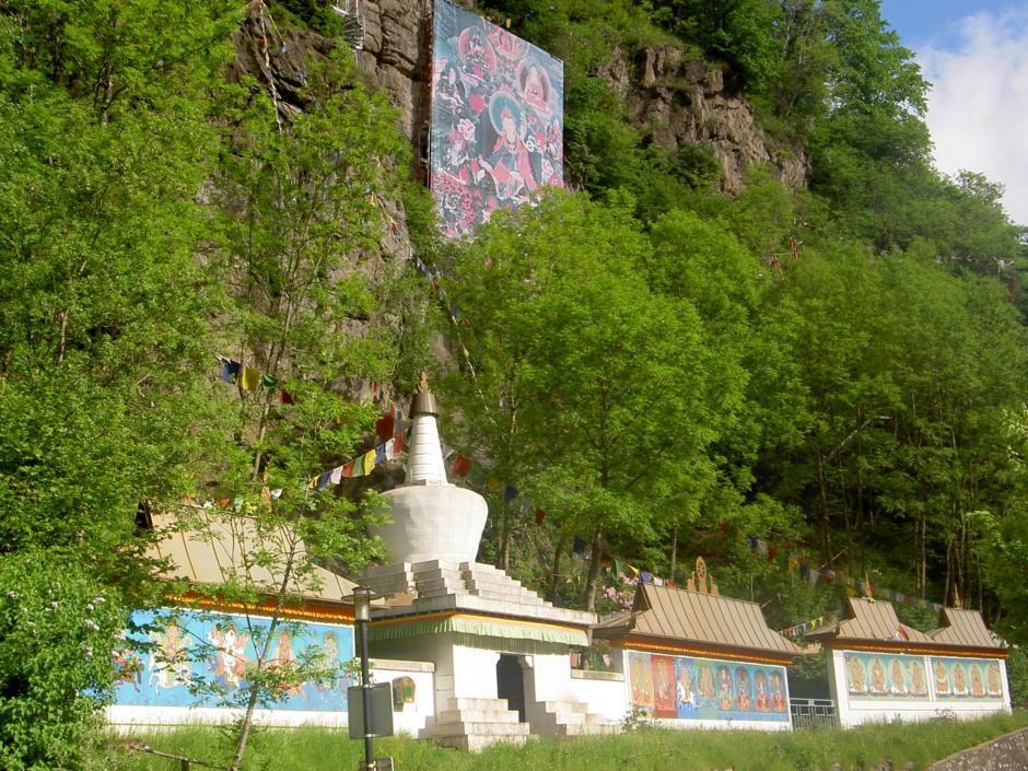Lingkor - tibetischer Pilgerpfad beim Heinrich Harrer Museum in der Nähe vom JUFA Hotel Knappenberg. Der Ort für erholsamen Familienurlaub und einen unvergesslichen Winter- und Wanderurlaub.