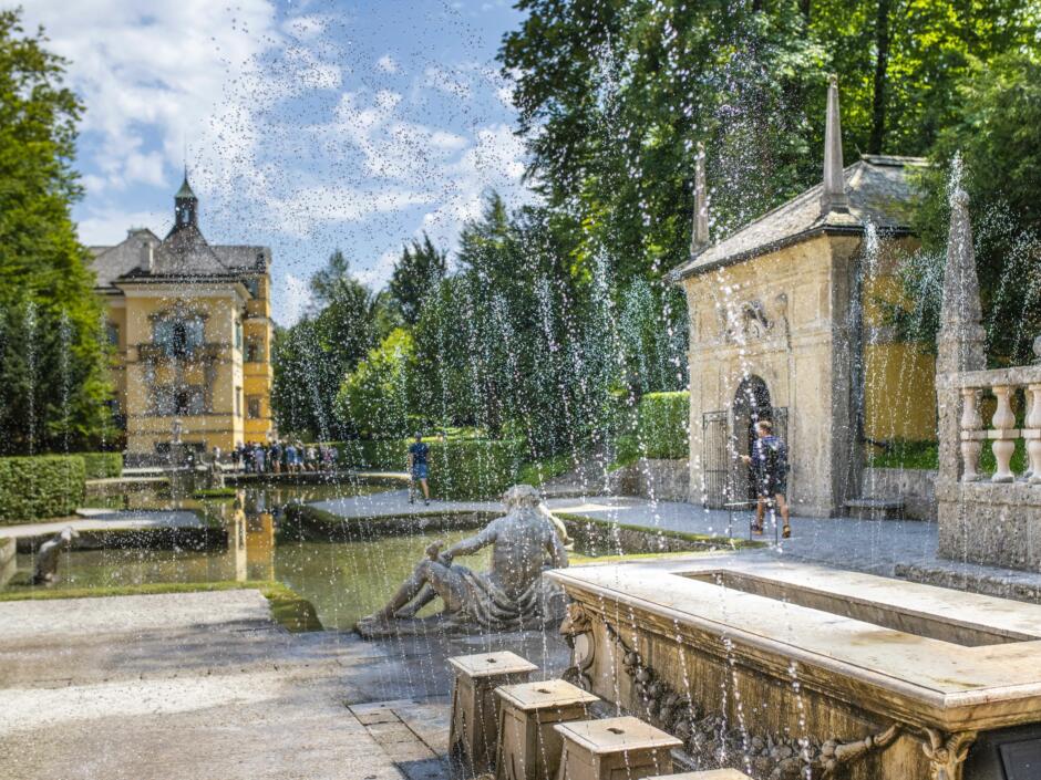 Sie sehen ein Bild der Wasserspiele im Schloss Hellbrunn in der Nähe der Stadt Salzburg.