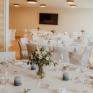 Sie sehen einen gedeckten Hochzeitstisch im EventArium. JUFA Hotels bietet Ihnen den idealen Ort für märchenhafte Hochzeiten.