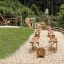 Sie sehen die Holzkugelbahn von Ridors Naturerlebnis-Spielplatz am JUFA Hotel im Weitental/Bruck a. d. Mur*** in der Steiermark im Sommer. JUFA Hotels bietet Ihnen den Ort für erlebnisreichen Natururlaub für die ganze Familie.