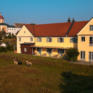 Sie sehen das JUFA Hotel Pöllau im Spätsommer direkt im Grünen. JUFA Hotels bietet erholsamen Familienurlaub und einen unvergesslichen Winter- und Wanderurlaub.