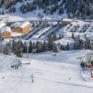 Sie sehen eine Außenansicht vom JUFA Hotel Malbun – Alpin-Resort*** mit Sessellift im Winter. JUFA Hotels bietet erholsamen Familienurlaub und einen unvergesslichen Winterurlaub.