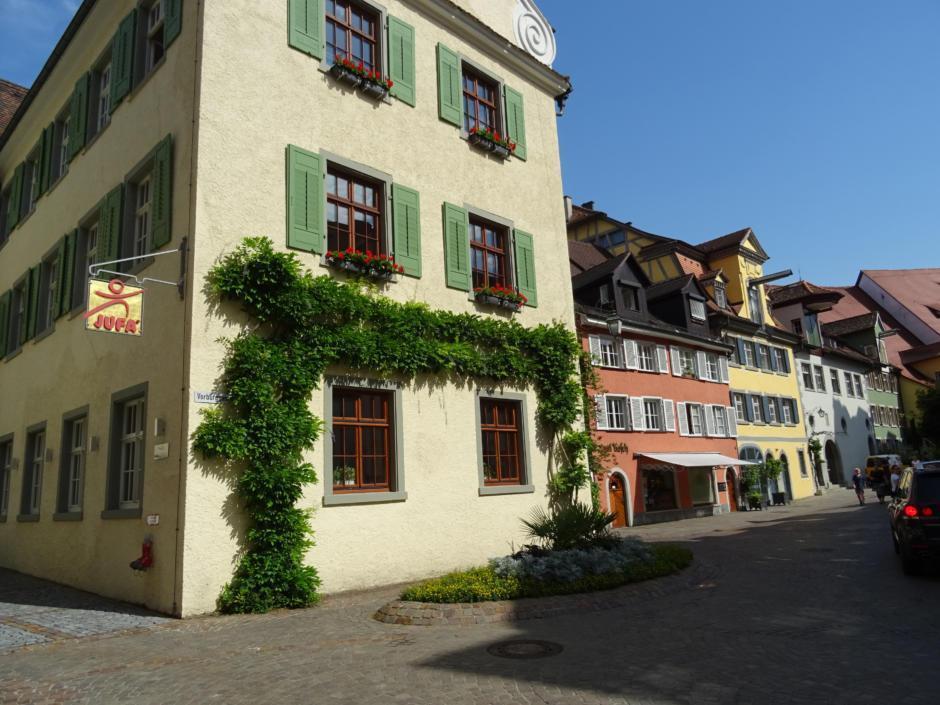 Außenansicht vom JUFA Hotel Meersburg mit Logo-Schild an der Fassade im Sommer. JUFA Hotels bieten erholsamen Familienurlaub und einen unvergesslichen Winter- und Wanderurlaub.