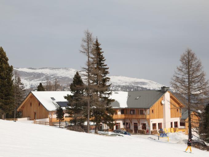 Aussenansicht im Winter vom JUFA Hotel Nockberge Almerlebnis. Der Ort für erholsamen Familienurlaub und einen unvergesslichen Winter- und Wanderurlaub.
