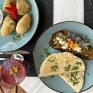 SIe sehen ayurvedisches Mittagessen mit Fladenbrot, Melanzani, Teigtaschen und Beeren-Lassi im JUFA Hotel Stift Gurk.