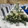 Sie sehen den Blumenschmuck auf einer Tafel in der All in One Eventhalle im JUFA Hotel Lipizzanerheimat in Maria Lankowitz.