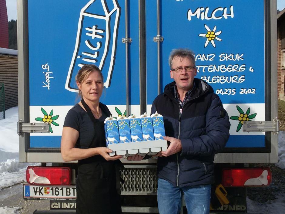 Sie sehen einen Lieferanten mit Milch von Jauntal Milch Skuk in Bleiburg. JUFA Hotels bietet kinderfreundlichen und erlebnisreichen Urlaub für die ganze Familie.