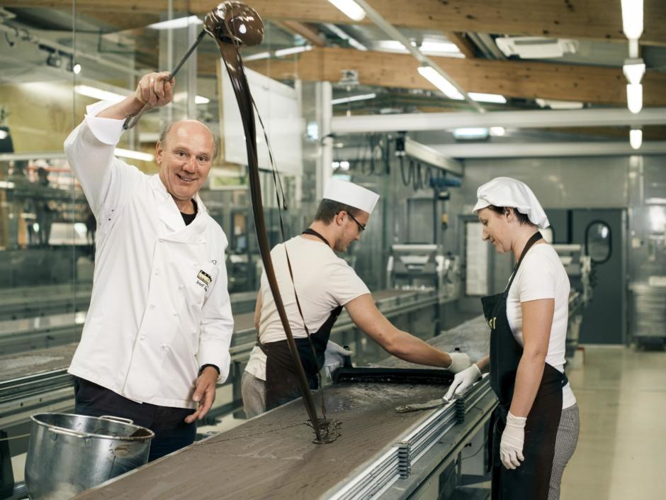 Josef Zotter bei der Produktion in der Zotter Schokoladen Manufaktur in Riegersburg in der Steiermark. JUFA Hotels bieten erholsamen Familienurlaub und einen unvergesslichen Winter- und Wanderurlaub.