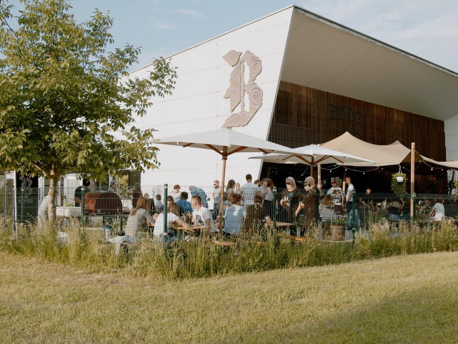 Sie sehen die Brauerei BEVOG in Bad Radkersburg, welche Sie im Rahmen einer Tour besichtigen können.