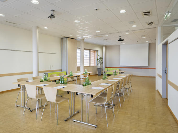 Sie sehen einen Seminarraum im JUFA Hotel Bleiburg / Pliberk. Der Ort für erfolgreiche und kreative Seminare in abwechslungsreichen Regionen.