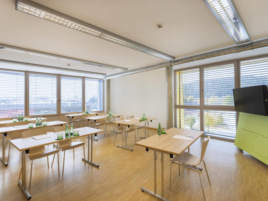 Sie sehen einen Seminarraum mit Parlament Bestuhlung im JUFA Hotel Bleiburg / Pliberk. Der Ort für erfolgreiche und kreative Seminare in abwechslungsreichen Regionen.
