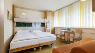 Sie sehen ein Family Friends 3 Zimmer im JUFA Hotel Bleiburg / Pliberk. Der Ort für erholsamen Familienurlaub und einen unvergesslichen Winter- und Wanderurlaub.