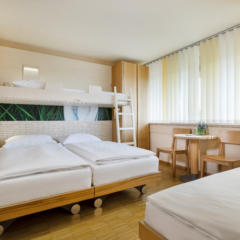 Sie sehen ein Family Friends 4 Zimmer im JUFA Hotel Bleiburg / Pliberk. Der Ort für erholsamen Familienurlaub und einen unvergesslichen Winter- und Wanderurlaub.