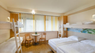 Sie sehen ein Family Friends 5 Zimmer im JUFA Hotel Bleiburg / Pliberk. Der Ort für erholsamen Familienurlaub und einen unvergesslichen Winter- und Wanderurlaub.