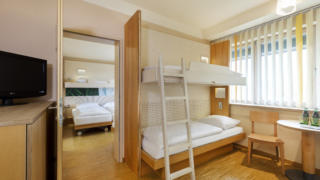 Sie sehen ein Family Friends 5 Zimmer mit Verbindungstür im JUFA Hotel Bleiburg / Pliberk. Der Ort für erholsamen Familienurlaub und einen unvergesslichen Winter- und Wanderurlaub.