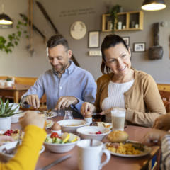 Sie sehen eine Familie beim Frühstück. Das JUFA Hotel Eisenerz ist der ideale Ausgangspunkt für Ihren Wander- und Winterurlaub