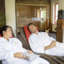 Sie sehen Paar im Wellnessbereich. Das JUFA Hotel Eisenerz ist der ideale Ausgangspunkt für Ihren Wander- und Winterurlaub