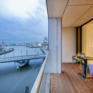 Sie sehen den Balkon der Suite des JUFA Hotels Hamburg HafenCity. Der Ort für erlebnisreichen Städtetrip für die ganze Familie und der ideale Platz für Ihr Seminar.