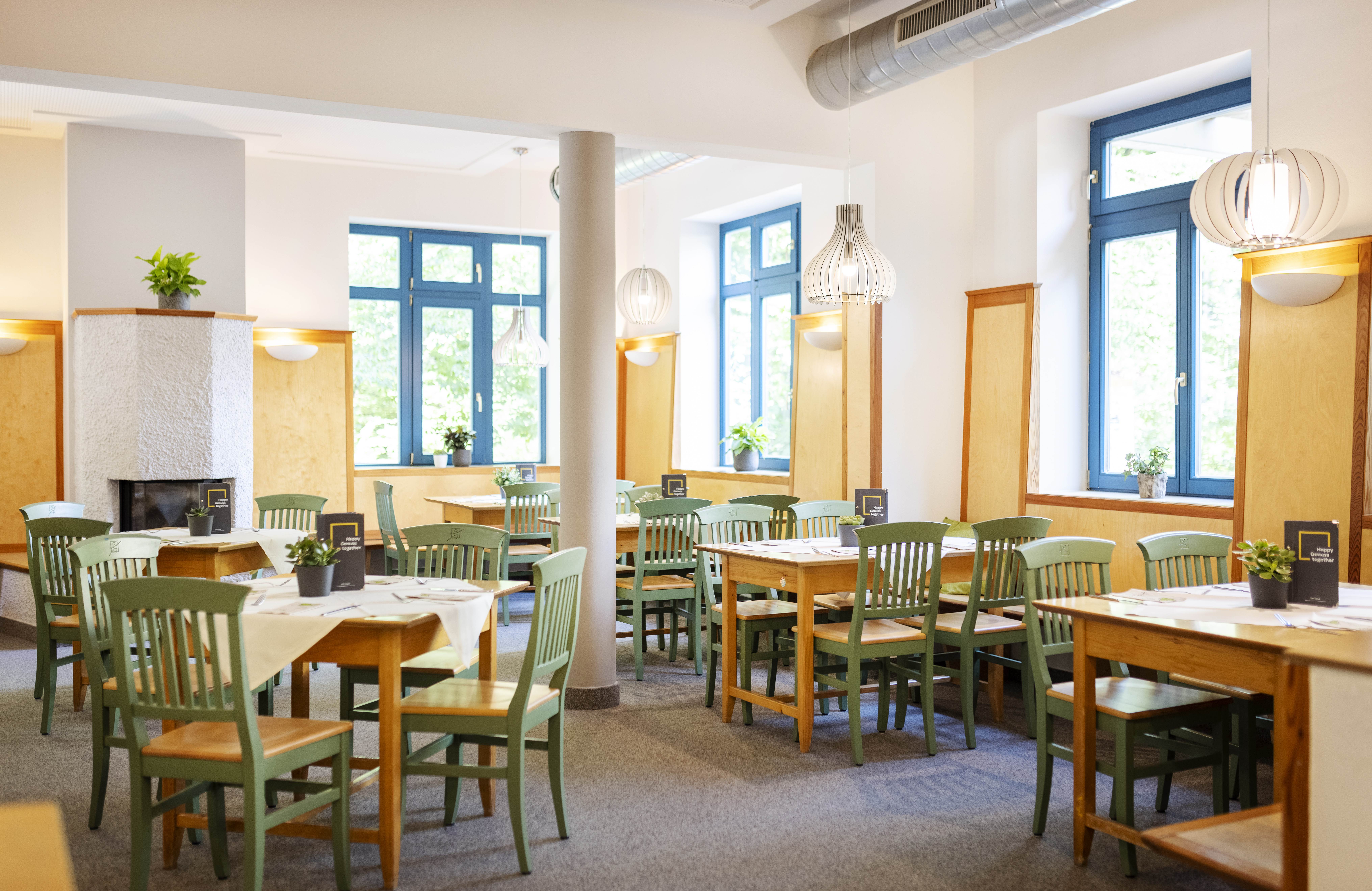Sie sehen den Restaurant Bereich im JUFA Hotel im Weitental / Bruck a.d. Mur. Der Ort für erholsamen Familienurlaub und einen unvergesslichen Winter- und Wanderurlaub.
