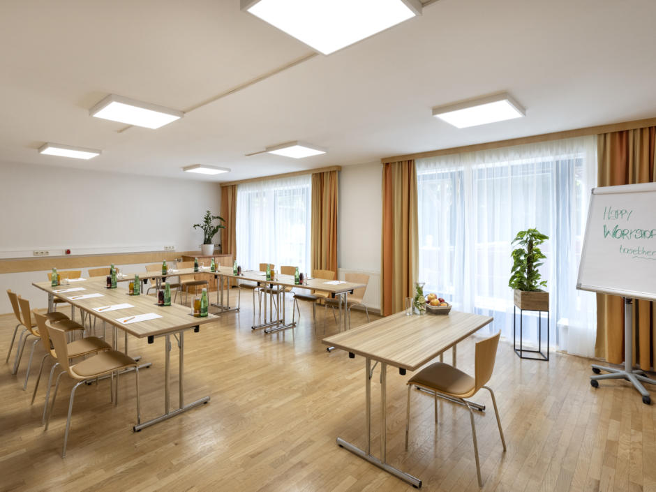 Sie sehen den Seminarraum "Ahorn" im JUFA Hotel im Weitental / Bruck a.d. Mur. Der Ort für erfolgreiche und kreative Seminare in abwechslungsreichen Regionen.