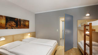 Sie sehen ein Zimmer aus der Kategorie FF4 im JUFA Hotel im Weitental / Bruck a.d. Mur. JUFA Hotels bietet erholsamen Familienurlaub und einen unvergesslichen Winter- und Wanderurlaub.