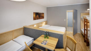 Sie sehen ein Zimmer aus der Kategorie FF5 im JUFA Hotel im Weitental / Bruck a.d. Mur. JUFA Hotels bietet erholsamen Familienurlaub und einen unvergesslichen Winter- und Wanderurlaub.