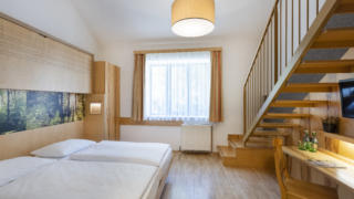 Sie sehen ein Galeriezimmer 4 im JUFA Hotel im Weitental / Bruck a.d. Mur. JUFA Hotels bietet erholsamen Familienurlaub und einen unvergesslichen Winter- und Wanderurlaub.