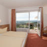 Sie sehen ein Doppelzimmer mit Ausblick im JUFA Hotel Schwarzwald. Das JUFA Hotel Schwarzwald ist idealer Ausgangspunkt für Ihren aktiven Urlaub im Hochschwarzwald.