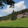 Sie sehen ein sommerliches Panorama des JUFA Hotel Schwarzwald. Das JUFA Hotel Schwarzwald ist idealer Ausgangspunkt für Ihren aktiven Urlaub im Hochschwarzwald.
