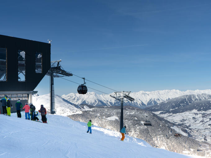 Sie sehen das Skigebiet Bergeralm im Wipptal. Das JUFA Hotel Wipptal ist der ideale Ausgangspunkt für einen unvergesslichen Winterurlaub in Tirol.