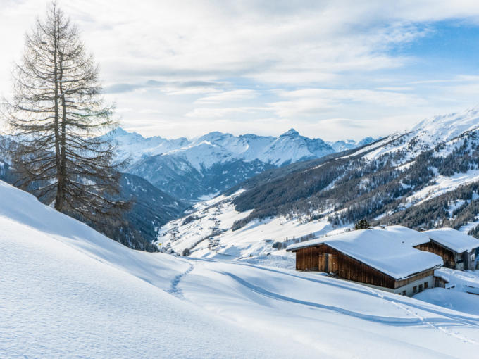 Sie sehen Skitourengeher im Wipptal. Das JUFA Hotel Wipptal ist der ideale Ausgangspunkt für einen unvergesslichen Winterurlaub in Tirol.