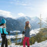 Sie sehen zwei Freundinnen auf einer Winterwanderung im Wipptal. Das JUFA Hotel Wipptal ist der ideale Ausgangspunkt für einen unvergesslichen Winterurlaub in Tirol.