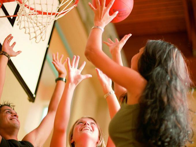 Sie sehen Jugendliche beim Basketballspielen im JUFA Hotel Vulkanland – Sport-Resort.  Der Ort für erfolgreiches Training in ungezwungener Atmosphäre für Vereine und Teams.