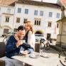 Sie sehen eine Mann und eine Frau beim Kaffee trinken in der Altstadt von Bad Radkersburg ganz in der Nähe vom JUFA Hotel Bad Radkersburg.