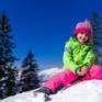 Sie sehen ein Kind im Schnee auf der Mariazeller Bürgeralpe. JUFA Hotels bietet erholsamen Familienurlaub und einen unvergesslichen Winterurlaub.