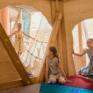 Sie sehen Kinder im Spielhaus im Indoorspielbereich im JUFA Hotel Stubenbergsee. Der Ort für kinderfreundlichen und erlebnisreichen Urlaub für die ganze Familie.