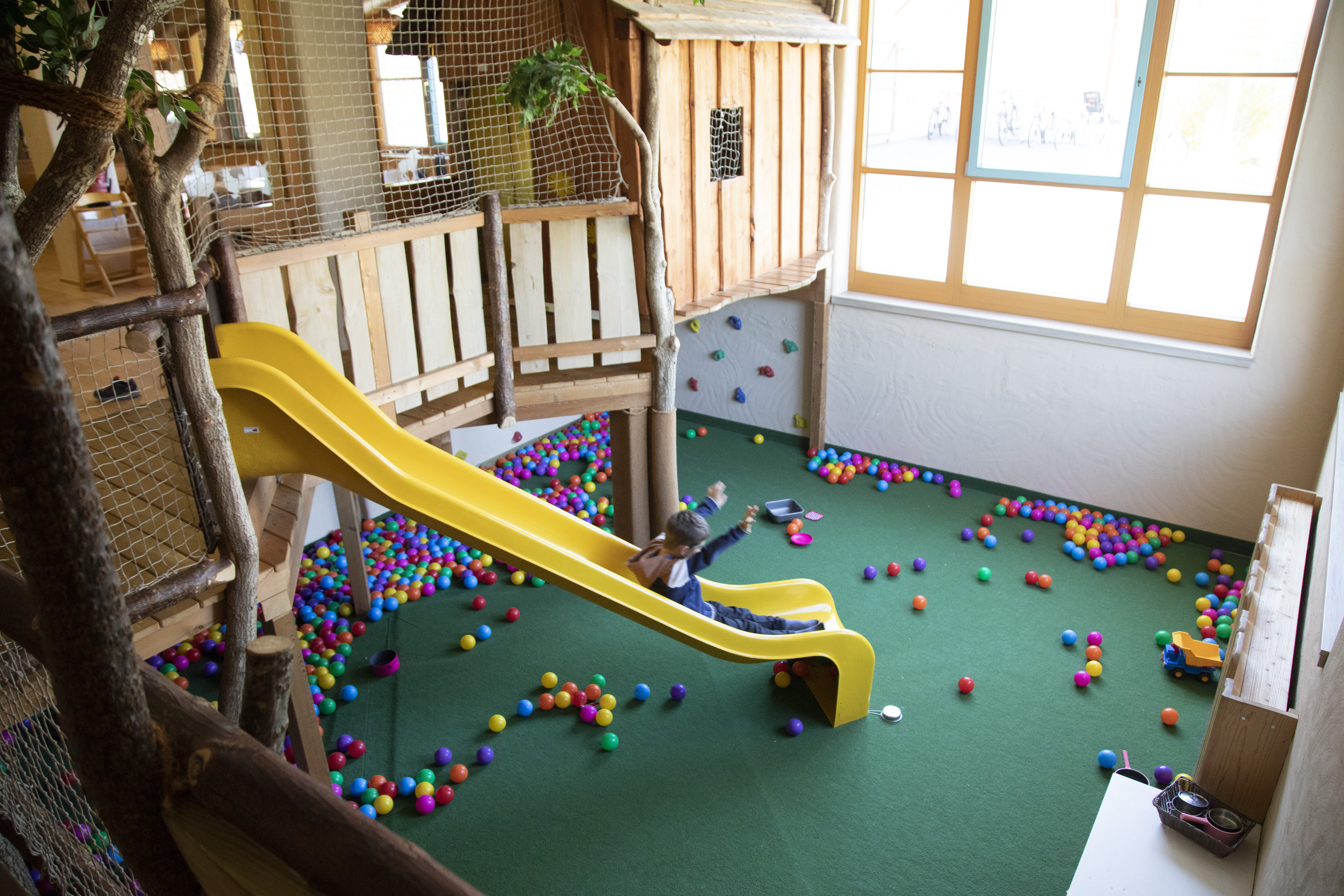 Sie sehen einen Kinderspielbereich im JUFA Hotel Neutal – Landerlebnis***. Der Ort für kinderfreundlichen und erlebnisreichen Urlaub für die ganze Familie.