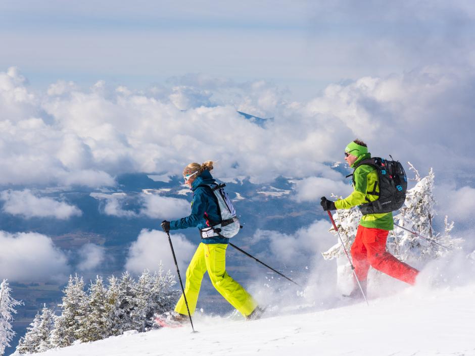 Sie sehen zwei Skitourengehen auf der Petzen in Kärnten.