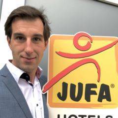Sie sehen Martin Omann, Leiter Presse- und Öffentlichkeitsarbeit bei JUFA Hotels. Der Ort für kinderfreundlichen und erlebnisreichen Urlaub für die ganze Familie.