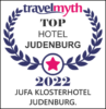 Sie sehen das Logo von Travelmyth mit der Auszeichnung Top Hotel 2022.