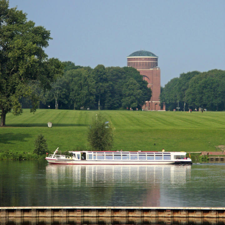 Einer der Insider-Tipps ist der Stadtparksee mit Alsterdampfer, wo man auf den grünen Wiesen den schönen Tag genießen kann.