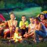 Kinder beim grillen Marshmallows über einem Lagerfeuer in der Natur bei Abendstimmung. JUFA Hotels bietet erlebnisreiche Feriencamps in den Bereichen Sport, Gesundheit, Bildung und Sprachen.