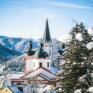 Sie sehen die Basilika Mariazell im Winter von oben. JUFA Hotels bieten Ihnen einzigartige Urlaubserlebnisse