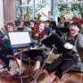 Sie sehen Musiker beim Musizieren in der Musikakademie Knappenberg. JUFA Hotels bietet den idealen Platz zum Musizieren und Singen in der Gemeinschaft in abwechslungsreichen Regionen.