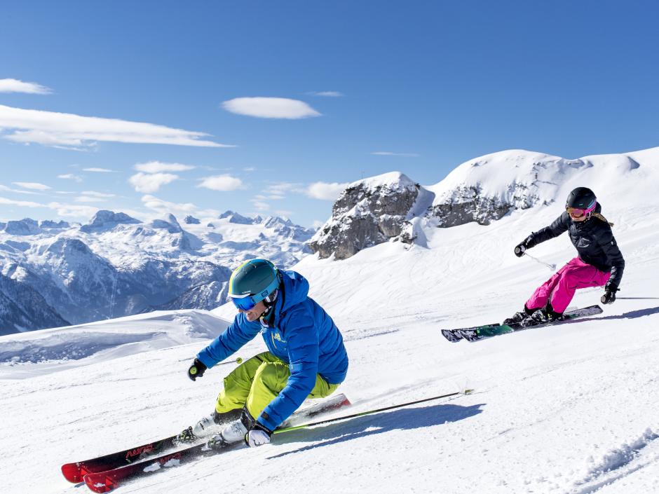 Sie sehen ein Paar beim Skifahren auf dem Loser im Winter. JUFA Hotels bietet erholsamen Familienurlaub und einen unvergesslichen Winterurlaub.
