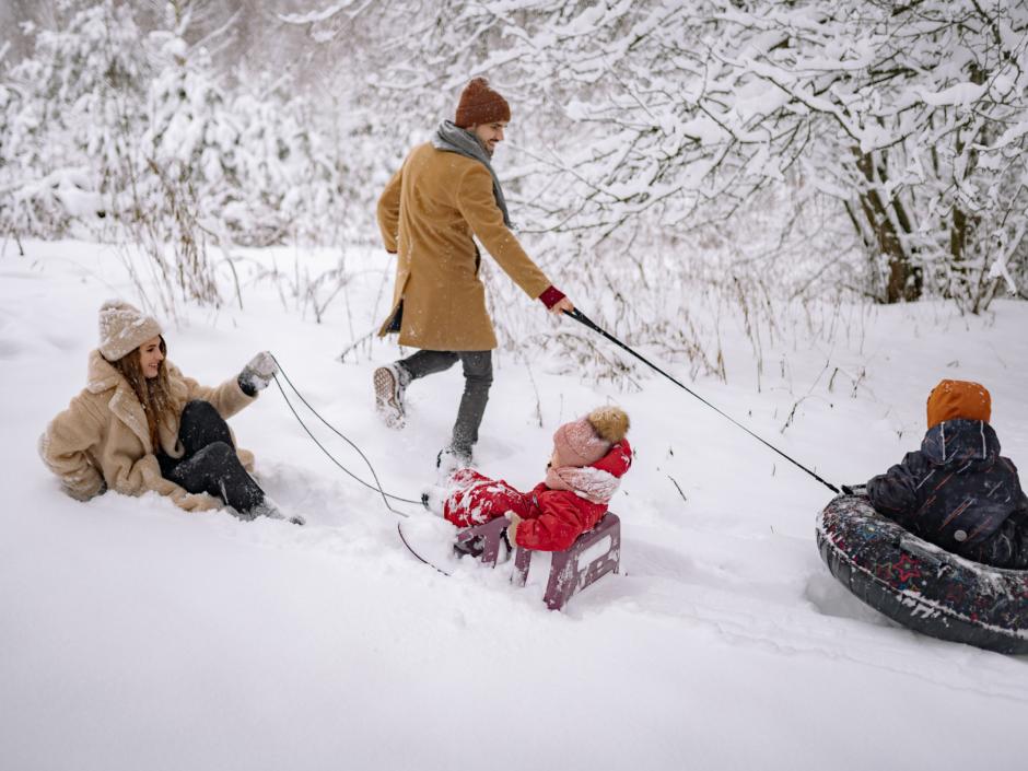 Familie Winter Schlittefahren