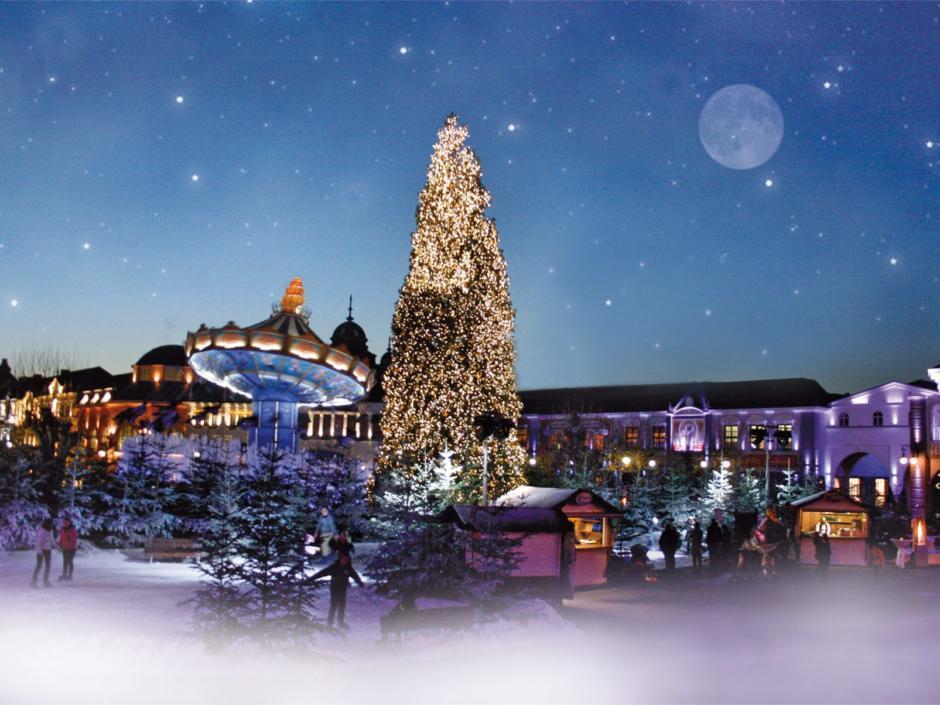 Sie sehen das Phantasialand mit einer Eislauffläche und einem Weihnachtsbaum im Winter. JUFA Hotels bietet erholsamen Familienurlaub und einen unvergesslichen Winterurlaub.