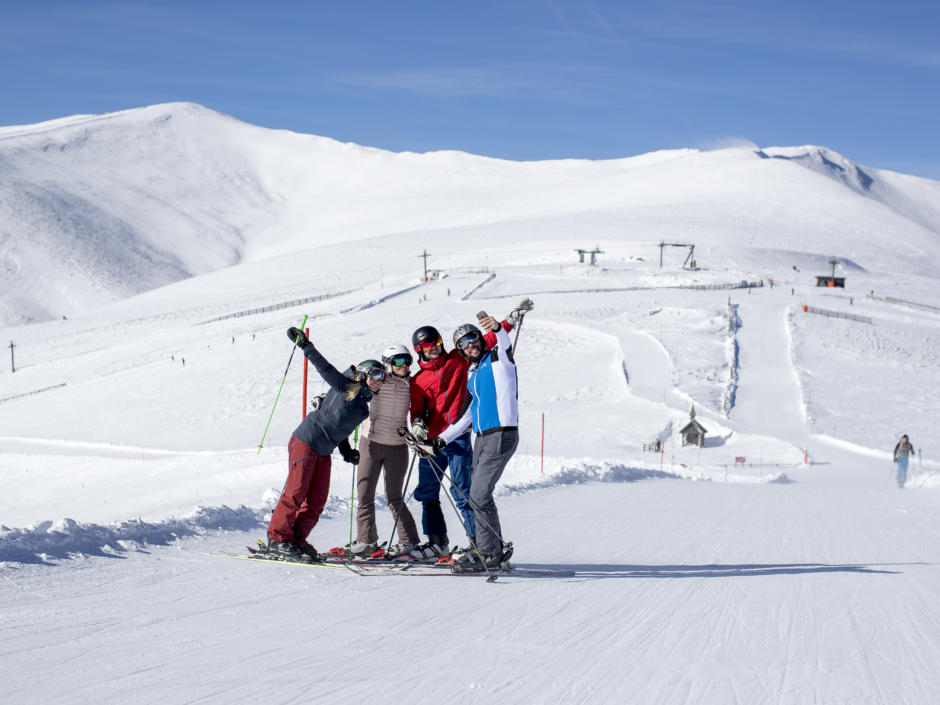 Sie sehen Skifahren beim Pistenspaß im Skigebiet Lachtal - unweit vom JUFA Hotel Oberwölz-Lachtal. Der Ort für erholsamen Familienurlaub und einen unvergesslichen Winterurlaub.