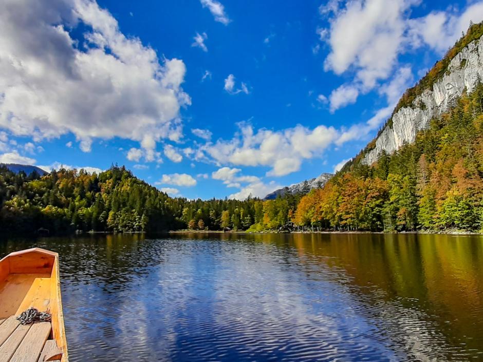 Sie sehen den malerischen Toplitzsee im Ausseerland bei einer Plättenfahrt. JUFA Hotels bietet tollen Sommerurlaub an schönen Seen für die ganze Familie.
