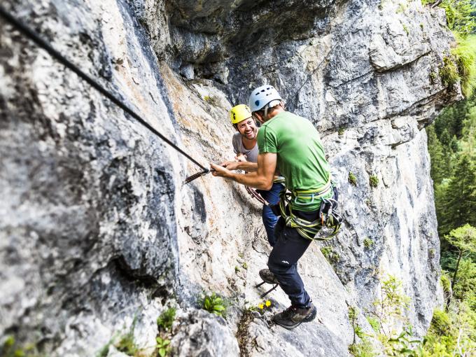 Foto Oberösterreich Tourismus GmbH/Susanne Einzenberger: Zwei Männer klettern auf einem Klettersteig
